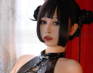 PAKI酱泳池cos，精选的角度总是那么有趣，眼睛总是在那些波动中游动。