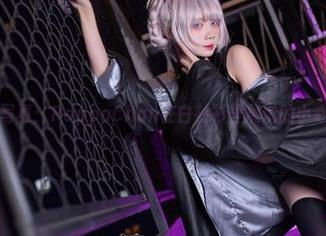 最新写真：PoppaChan在白衬衫里展现的小心思。