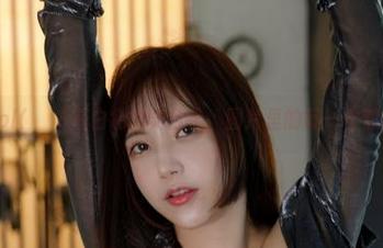 Seoyool(서율)在白色的舞台上，图片里的每一寸都很敢玩。