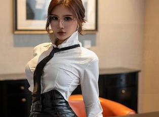 XINGYAN星颜社 - “比基尼”作品：何晨曦在图库中亲密接触大海，当然是海也很欢喜。