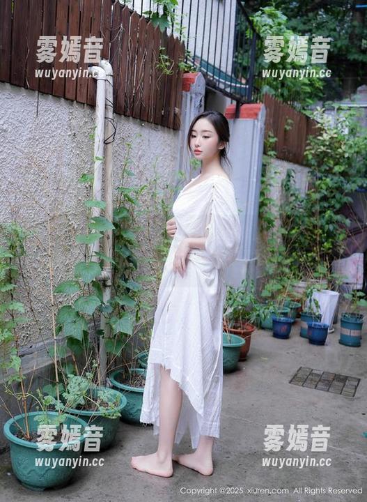 Xiuren秀人网 - 在王乔恩Abby的办公环境中，卑微与风格交融的写真套图