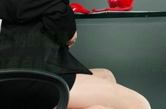 丽柜 - 佳怡的最新写真：镂空的衣服，真的有点耐看，真想多盯几眼。