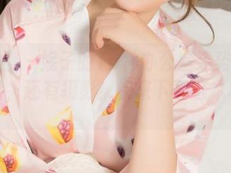 克拉女神 - 妮子的10种办公室姿势：不只有键盘，还有摄影！快来下载这本写真吧。