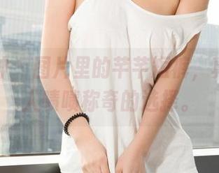 克拉女神 - 图片里的芊芊短裤，真是个令人啧啧称奇的选择。