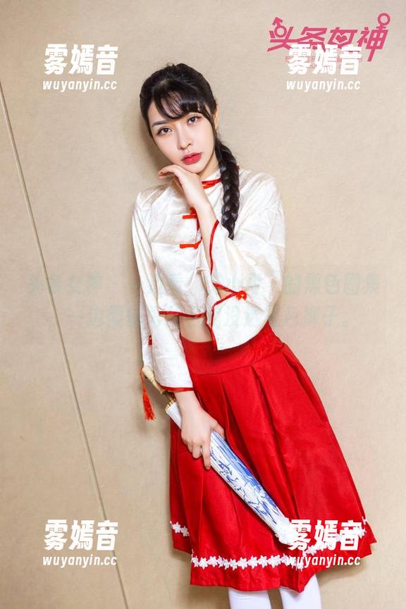头条女神-艾小青 头条女神 - 一边看“艾小青”的黑色图集,一边懊恼为什么我没选黑色裤子。