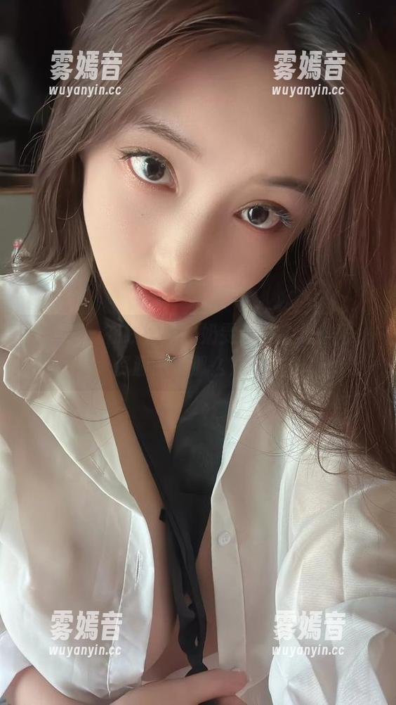 微密圈 - 在线懒散的奶雯，一会儿小秀，资源总是那么充沛！