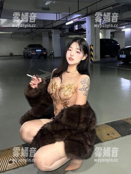 微密圈 - 小优优子新图集，牛仔裤下的那些资源，隐秘而又撩人