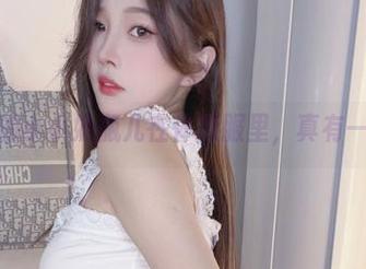 图片里的小小奶瓶儿在体操服里，真有一番滋味