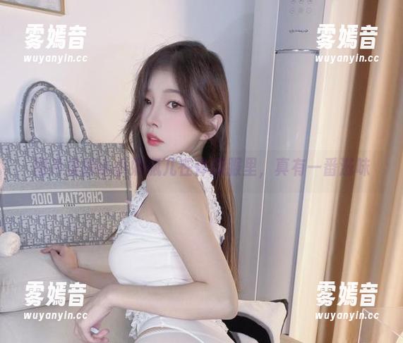 图片里的小小奶瓶儿在体操服里，真有一番滋味