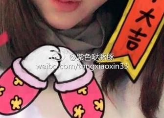 微密圈 - 每张高清图片中都有小芯酱的吊带白丝，怎么看怎么像个梦游者，完全迷失在这一幕。
