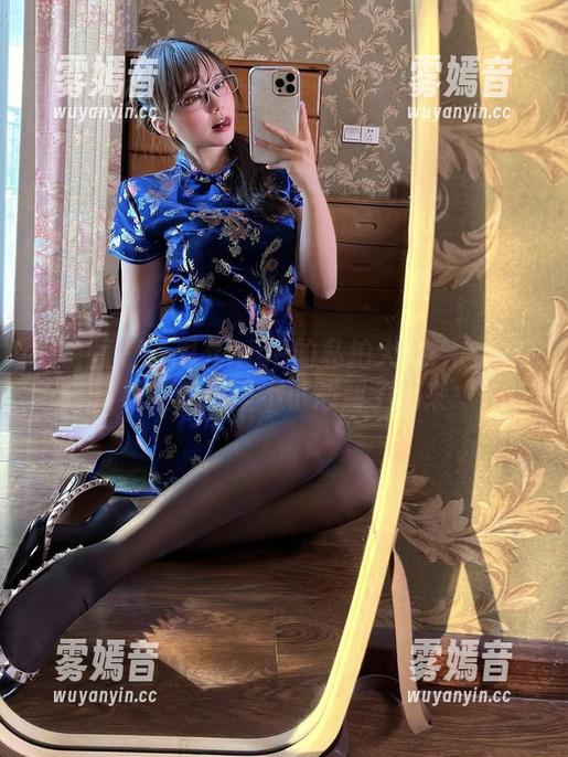 张思允nice 微密圈 - 张思允nice的私拍大作:白吊带袜在图包里不小心溜了出来