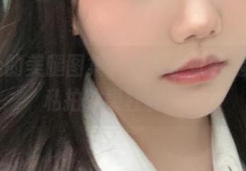 洛可ss的美腿图集，看多了可能腿都软，私拍效果杠杠的！