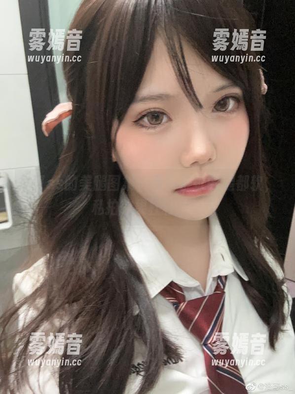 洛可ss的美腿图集，看多了可能腿都软，私拍效果杠杠的！