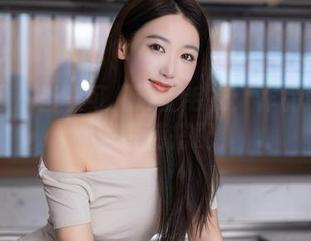 秀人网 - 当李可儿遇上毛衣：作品中的那些奇葩搭配
