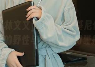 秀人网 - 林文文yooki的比基尼作品，定制的野性与优雅的科幻碰撞