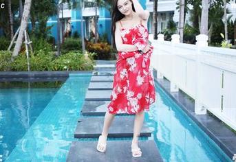 美媛馆 - 许诺sabrina在户外的写真，似乎是吓到了风，居然这么和谐。
