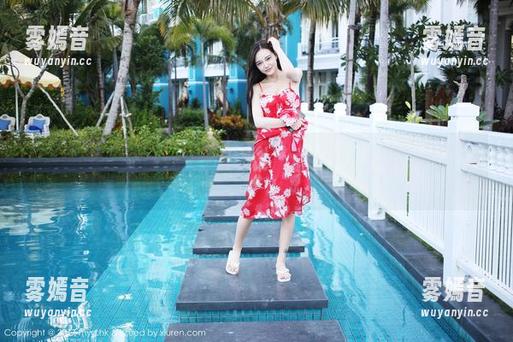 美媛馆 - 许诺sabrina在户外的写真，似乎是吓到了风，居然这么和谐。