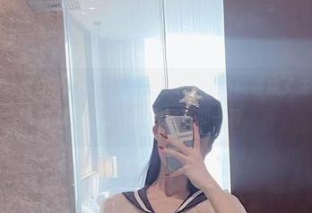 微密圈 - 在脸红Dearie的私拍图集中，白色蝴蝶成了主角，纷纷扰扰的画面，都停留在那一瞬。