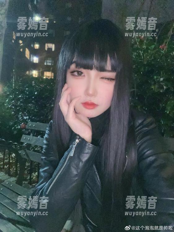 这个泡泡就是逊啦 瞧瞧这私房图集,这个泡泡就是逊啦在赛车服里到底想传递什么,难道是速度与激情吗?