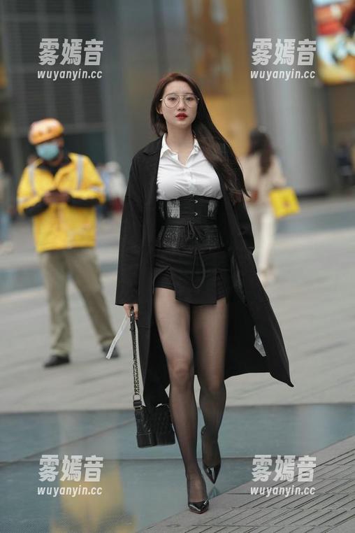 魔镜街拍 - 这条包臀灰裙，透出火热气息，婷婷的私房作品平衡得恰到好处。