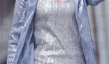 魔镜街拍 - 曼曼疯玩沙滩：在泳装写真里，她该如何避免“脱妆”的尴尬时刻呢？