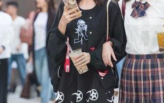 魔镜街拍 - 旗袍与街头：艾小青的在线美图之旅，懒洋洋放松一下怎么样？