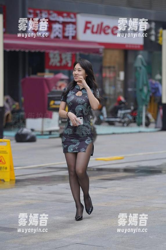 魔镜街拍 魔镜街拍自带福利的图集——丰硕长腿包臀裙,是时候冲击你的眼球了,快瞧瞧!