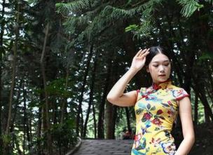 在线魔镜街拍：白色包臀裙，资源频频让人移不开眼