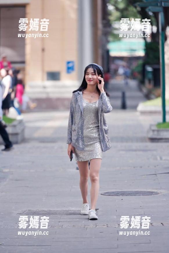 魔镜街拍 魔镜街拍:图片记录下无圣光的红衣白裙美女,她在古村不知不觉成了焦点。
